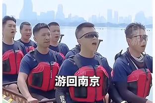 留洋！中国足球小将刘凯源抵达西班牙，在邝兆镭带领下看巴萨比赛